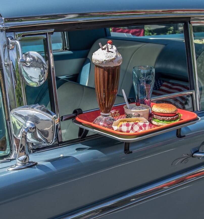 Veja os produtos através do cardápio digital, peça, pague, e acompanhe o andamento do pedido pelo aplicativo